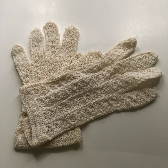 Elegant Cream Lace Gloves from the 30s or 40s. Gorgeous crochet gloves like new. - Picture 4 of 7